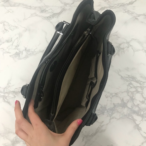 ⬇️ Tory Burch Robinson Tote - Picture 7 of 8